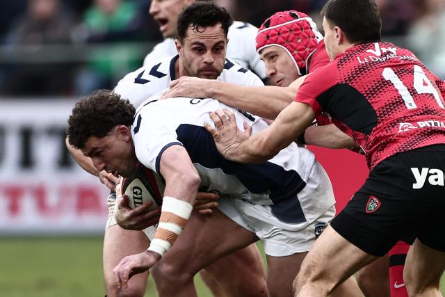 Montpellier’s Australian full?back Tom Banks (L) attempts to break away during the French Top 14 rugby union match between Rugby Club Toulonnais (Toulon) and Montpellier Herault Rugby at the Stade Mayol in Toulon, south-eastern France on January 25, 2026. (Photo by Thibaud MORITZ / AFP)