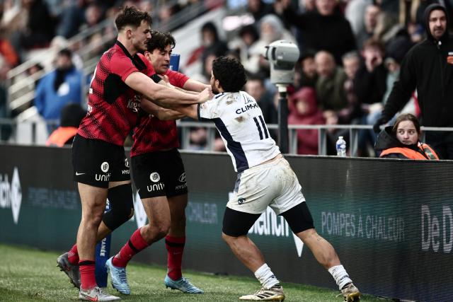 Montpellier’s French wing Donovan Taofifenua (R) fights with Toulon's French wing Oliver Cowie (L) following a tackle during the French Top 14 rugby union match between Rugby Club Toulonnais (Toulon) and Montpellier Herault Rugby at the Stade Mayol in Toulon, south-eastern France on January 25, 2026. (Photo by Thibaud MORITZ / AFP)