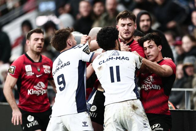 Montpellier’s French wing Donovan Taofifenua (front R) fights with Toulon's French wing Oliver Cowie (rear C) following a tackle during the French Top 14 rugby union match between Rugby Club Toulonnais (Toulon) and Montpellier Herault Rugby at the Stade Mayol in Toulon, south-eastern France on January 25, 2026. (Photo by Thibaud MORITZ / AFP)