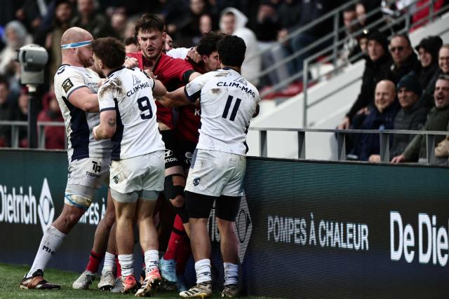 Montpellier’s French wing Donovan Taofifenua (front R) fights with Toulon's French wing Oliver Cowie (rear C) following a tackle during the French Top 14 rugby union match between Rugby Club Toulonnais (Toulon) and Montpellier Herault Rugby at the Stade Mayol in Toulon, south-eastern France on January 25, 2026. (Photo by Thibaud MORITZ / AFP)