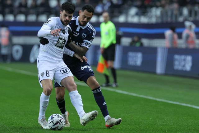 Angers' French midfielder #06 Louis Mouton and Paris FC's French defender #15 Timothee Kolodziejczak fight for the ball during the French L1 football match between Paris FC and SCO Angers at the Stade Jean-Bouin in Paris on January 25, 2026. (Photo by Thomas SAMSON / AFP)