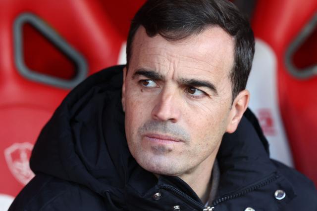 Toulouse's Spanish head coach Carles Martinez Novell looks on from the technical area during the French L1 football match between Stade Brestois 29 (Brest) and Toulouse FC at the Stade Francis-Le-Ble in Brest, western France, on January 25, 2026. (Photo by Fred TANNEAU / AFP)