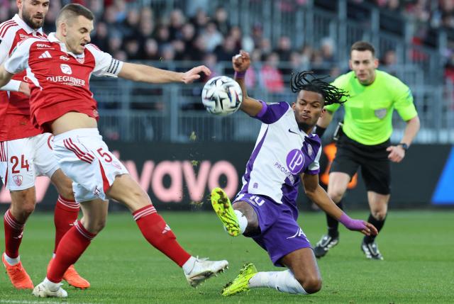 Brest's French defender #05 Brendan Chardonnet (L) and Toulouse's French forward #10 Yann Gboho (2R) fight for the ball during the French L1 football match between Stade Brestois 29 (Brest) and Toulouse FC at the Stade Francis-Le-Ble in Brest, western France, on January 25, 2026. (Photo by Fred TANNEAU / AFP)