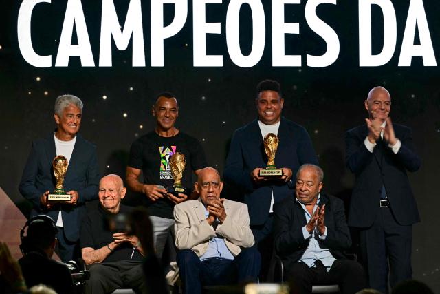FIFA President Gianni Infantino (R) poses nex to Brazil's former footballers and world champions (L to R clockwise) Bebeto, Cafu, Ronaldo, Jairzinho, Mengalvio and Pepe during the 2027 FIFA Women's World Cup launch ceremony in Rio de Janeiro, Brazil on January 25, 2026. (Photo by Pablo PORCIUNCULA / AFP)