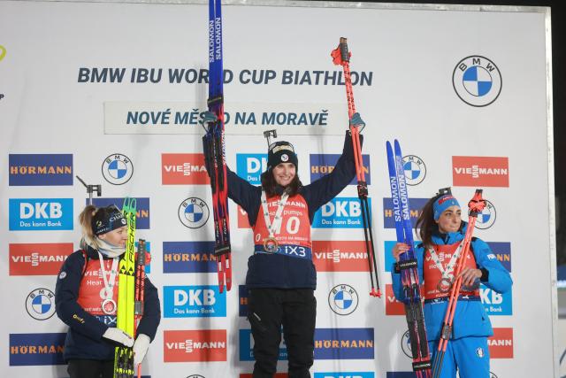 (L-R) Second placed France's Oceane Michelon, first placed France's Julia Simon and third placed Italy's Lisa Vittozzi celebrate on the podium after the women's 12.5 km mass start competition of the IBU Biathlon World Cup in Nove Mesto, Czech Republic, on January 25, 2026. (Photo by Radek MICA / AFP)