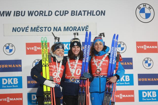 (L-R) Second placed France's Oceane Michelon, first placed France's Julia Simon and third placed Italy's Lisa Vittozzi celebrate on the podium after the women's 12.5 km mass start competition of the IBU Biathlon World Cup in Nove Mesto, Czech Republic, on January 25, 2026. (Photo by Radek MICA / AFP)