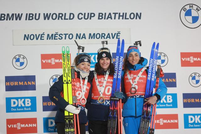 (L-R) Second placed France's Oceane Michelon, first placed France's Julia Simon and third placed Italy's Lisa Vittozzi celebrate on the podium after the women's 12.5 km mass start competition of the IBU Biathlon World Cup in Nove Mesto, Czech Republic, on January 25, 2026. (Photo by Radek MICA / AFP)