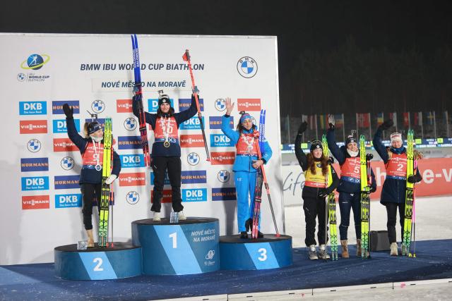 (L-R) Second placed France's Oceane Michelon, first placed France's Julia Simon and third placed Italy's Lisa Vittozzi, France's Lou Jeanmonnot-Laurent, France's Camille Bened and Finland's Suvi Minkkinen celebrate on the podium after the women's 12.5 km mass start competition of the IBU Biathlon World Cup in Nove Mesto, Czech Republic, on January 25, 2026. (Photo by Radek MICA / AFP)