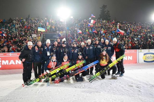 (L-R) Second placed France's Oceane Michelon, France's Camille Bened, first placed France's Julia Simon and France's Lou Jeanmonnot-Laurent celebrate with team France after the women's 12.5 km mass start competition of the IBU Biathlon World Cup in Nove Mesto, Czech Republic, on January 25, 2026. (Photo by Radek MICA / AFP)