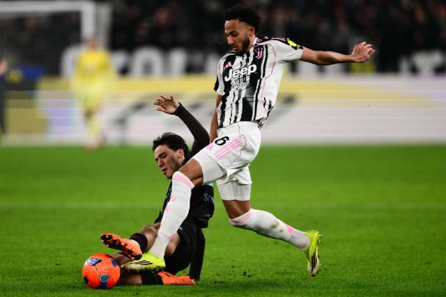 Juventus' English defender #06 Lloyd Kelly (R) is tackled by Napoli's Italian midfielder #26 Antonio Vergara (L)  during the Italian Serie A football match between Juventus and Napoli at the Allianz Stadium in Turin on January 25, 2026. (Photo by MARCO BERTORELLO / AFP)