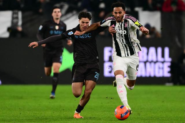 Juventus' English defender #06 Lloyd Kelly (R) vies with Napoli's Italian midfielder #26 Antonio Vergara (L) during the Italian Serie A football match between Juventus and Napoli at the Allianz Stadium in Turin on January 25, 2026. (Photo by MARCO BERTORELLO / AFP)