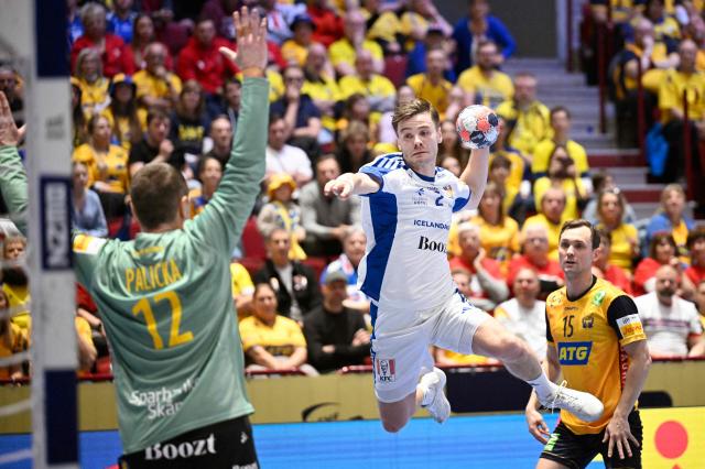 Iceland's right winger #02 Odinn Rikhardsson (C) shoots the ball at Sweden's goalkeeper #12 Andreas Palicka (L) during the men's EHF Euro 2026 main round handball match Iceland v Sweden in Malmoe, Sweden, on January 25, 2026. (Photo by Johan Nilsson/TT / TT NEWS AGENCY / AFP) / Sweden OUT