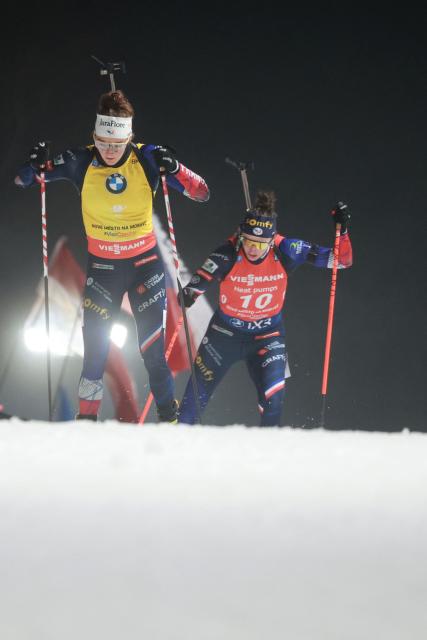 France's Lou Jeanmonnot-Laurent (L) and France's Julia Simon compete in the women's 12.5 km mass start competition of the IBU Biathlon World Cup in Nove Mesto, Czech Republic, on January 25, 2026. (Photo by Radek MICA / AFP)