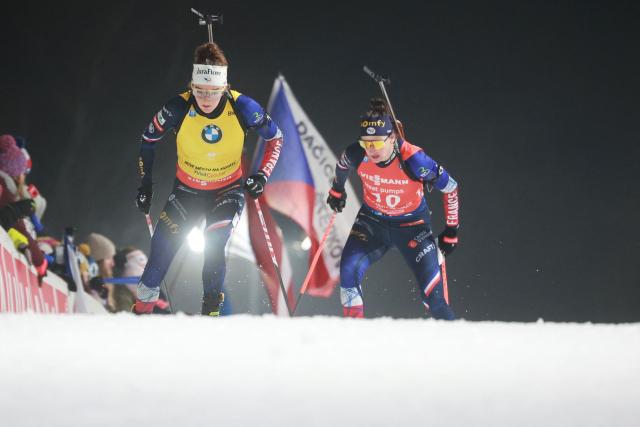 France's Lou Jeanmonnot-Laurent (L) and France's Julia Simon compete in the women's 12.5 km mass start competition of the IBU Biathlon World Cup in Nove Mesto, Czech Republic, on January 25, 2026. (Photo by Radek MICA / AFP)
