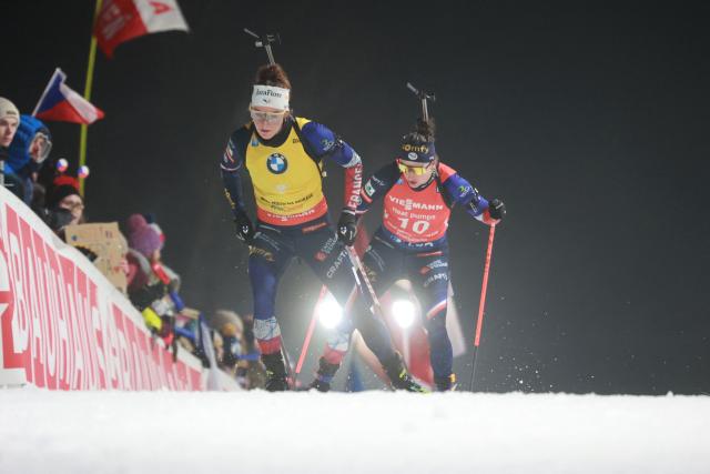 France's Lou Jeanmonnot-Laurent (L) and France's Julia Simon compete in the women's 12.5 km mass start competition of the IBU Biathlon World Cup in Nove Mesto, Czech Republic, on January 25, 2026. (Photo by Radek MICA / AFP)