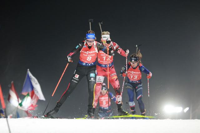 Germany's Franziska Preuss (L), Austria's Lisa Theresa Hauser (C) and France's Jeanne Richard compete in the women's 12.5 km mass start competition of the IBU Biathlon World Cup in Nove Mesto, Czech Republic, on January 25, 2026. (Photo by Radek MICA / AFP)