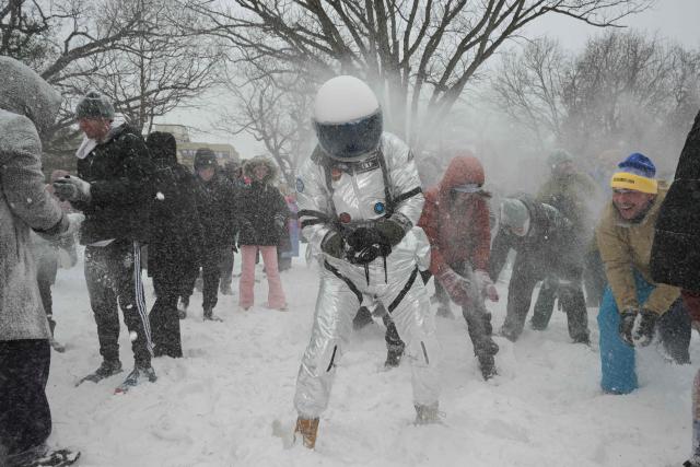 People participate in a snowball fight in Meridian Hill Park in Washington, DC, on January 25, 2026. A massive winter storm on January 24 dumped snow and freezing rain from New Mexico to North Carolina as it swept across the United States towards the northeast, threatening tens of millions of Americans with blackouts, transportation chaos and bone-chilling cold. After battering the country's southwest and central areas, the storm system began to hit the heavily populated mid-Atlantic and northeastern states as a frigid air mass settled in across the nation. (Photo by Oliver Contreras / AFP)