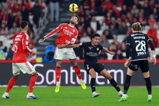 SL Benfica's Argentine defender #30 Nicolas Otamendi (2L) and Estrela da Amadora's Puerto Rican forward #07 Leandro Antonetti (2R) vie for a header during the Portuguese League football match between SL Benfica and CF Estrela da Amadora at Estadio da Luz in Lisbon on January 25, 2026. (Photo by PATRICIA DE MELO MOREIRA / AFP)