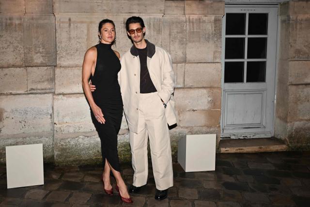 French actor Pierre Niney (R) and his wife Australian actress Natasha Andrews pose for a photocall upon arrival to attend the Jacquemus Menswear ready-to-wear Fall-Winter 2026/2027 collection as part of the Men Paris Fashion Week in Paris on January 25, 2026. (Photo by Blanca CRUZ / AFP)