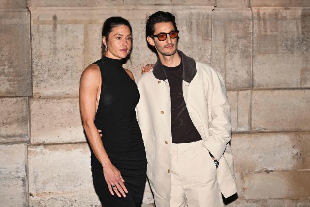 French actor Pierre Niney (R) and his wife Australian actress Natasha Andrews pose for a photocall upon arrival to attend the Jacquemus Menswear ready-to-wear Fall-Winter 2026/2027 collection as part of the Men Paris Fashion Week in Paris on January 25, 2026. (Photo by Blanca CRUZ / AFP)