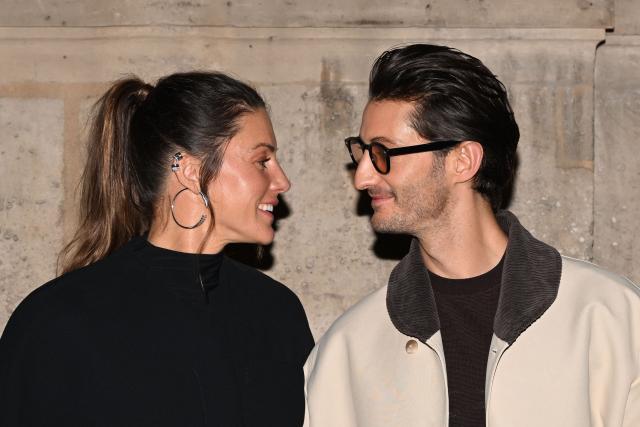 French actor Pierre Niney (R) and his wife Australian actress Natasha Andrews pose for a photocall upon arrival to attend the Jacquemus Menswear ready-to-wear Fall-Winter 2026/2027 collection as part of the Men Paris Fashion Week in Paris on January 25, 2026. (Photo by Blanca CRUZ / AFP)