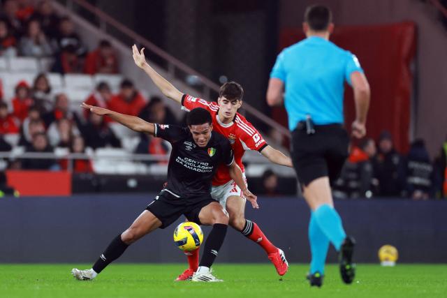 Estrela da Amadora's Puerto Rican forward #07 Leandro Antonetti (L) and SL Benfica's Portuguese defender #04 Antonio Silva fight for the ball during the Portuguese League football match between SL Benfica and CF Estrela da Amadora at Estadio da Luz in Lisbon on January 25, 2026. (Photo by PATRICIA DE MELO MOREIRA / AFP)