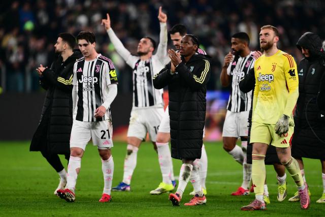 Juventus' Canadian forward #30 Jonathan David (C) and team mates celebrate with supporters after winning the Italian Serie A football match between Juventus and Napoli at the Allianz Stadium in Turin on January 25, 2026. (Photo by MARCO BERTORELLO / AFP)