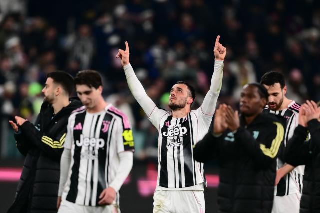 Juventus' Serbian midfielder #18 Filip Kostic (C) and team mates celebrate after winning the Italian Serie A football match between Juventus and Napoli at the Allianz Stadium in Turin on January 25, 2026. (Photo by MARCO BERTORELLO / AFP)