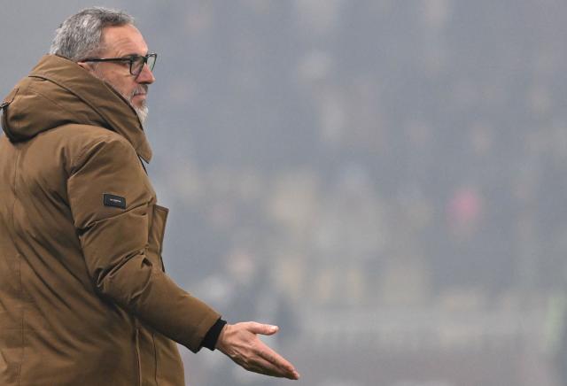 Metz's French head coach Benoit Tavenot gestures from the technical area during the French L1 football match between Metz and Olympique Lyonnais (OL) at the Stade Saint-Symphorien in Longeville-les-Metz, eastern France, on January 25, 2026. (Photo by Jean-Christophe VERHAEGEN / AFP)