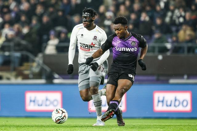 RSC Anderlecht's Belgian midfielder #55 Marco Kana (R) passes the ball during the Belgian "Pro League" First Division football match between RSC Anderlecht and FCV Dender EH at the Constant Vanden Stock Stadium in Brussels on January 25, 2026. (Photo by BRUNO FAHY / BELGA / AFP) / Belgium OUT