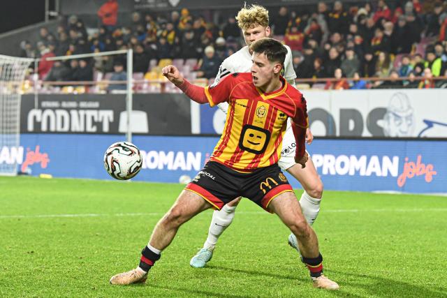 Westerlo's Belgian forward #46 Arthur Piedfort (Top) fights for the ball with Mechelen's Belarusian striker #10 Maksim Kireev during the Belgian "Pro League" First Division football match between KV Mechelen and KVC Westerlo at Achter De Kazerne in Mechelen on January 25, 2026. (Photo by JILL DELSAUX / BELGA / AFP) / Belgium OUT