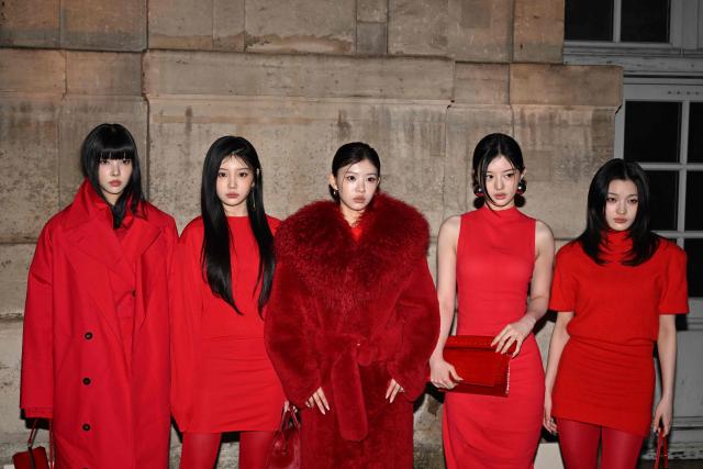 South Korean band Illit pose for a photocall upon arrival to attend the Jacquemus Menswear ready-to-wear Fall-Winter 2026/2027 collection as part of the Men Paris Fashion Week in Paris on January 25, 2026. (Photo by Blanca CRUZ / AFP)