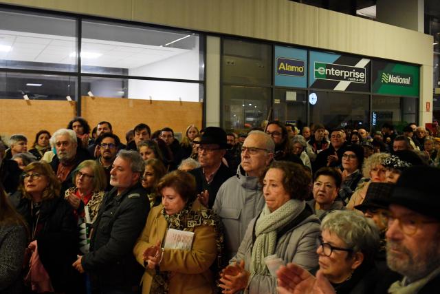 People attend a vigil in honour of the victims of the January 18 high-speed train accident that killed 45 people in Adamuz, on January 25, 2026 at the railway station of Huelva. One week after the train disaster involving two trains in southern Spain, which left 45 dead, remembrance ceremonies took place today in Huelva, where most of the victims came from, and in the town of Adamuz, where the collision occurred. (Photo by CRISTINA QUICLER / AFP)