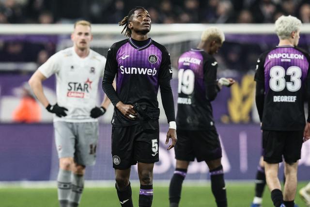 Anderlecht's Senegalese defender #05 Moussa N'Diaye (2L) reacts at the end of the Belgian "Pro League" First Division football match between RSC Anderlecht and FCV Dender EH at the Constant Vanden Stock Stadium in Brussels on January 25, 2026. (Photo by BRUNO FAHY / BELGA / AFP) / Belgium OUT