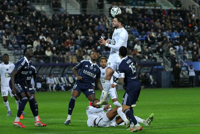 Angers' French defender #21 Jordan Lefort (Top C) heads the ball during the French L1 football match between Paris FC and SCO Angers at the Stade Jean-Bouin in Paris on January 25, 2026. (Photo by Thomas SAMSON / AFP)