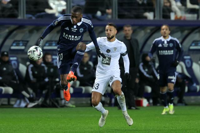 Paris FC's French midfielder #17 Adama Camara fights for the ball with Angers' Algerian midfielder #93 Haris Belkebla during the French L1 football match between Paris FC and SCO Angers at the Stade Jean-Bouin in Paris on January 25, 2026. (Photo by Thomas SAMSON / AFP)
