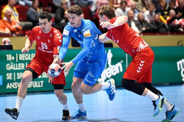 Croatia's right back #09 Luka Klarica (C), Switzerland's wing #29 Samuel Zehnder (L) and Switzerland's centre back #11 Felix Aellen vie for the ball during the men's EHF Euro 2026 main round handball match Switzerland v Croatia in Malmo, Sweden, on January 25, 2026. (Photo by Johan Nilsson/TT / TT NEWS AGENCY / AFP) / Sweden OUT