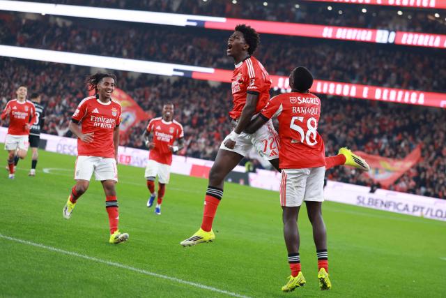 SL Benfica's Portuguese forward #72 Anisio Cabral (2R) celebrates scoring his team's fourth goal during the Portuguese League football match between SL Benfica and CF Estrela da Amadora at Estadio da Luz in Lisbon on January 25, 2026. (Photo by PATRICIA DE MELO MOREIRA / AFP)