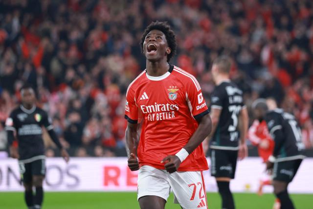 SL Benfica's Portuguese forward #72 Anisio Cabral celebrates scoring his team's fourth goal during the Portuguese League football match between SL Benfica and CF Estrela da Amadora at Estadio da Luz in Lisbon on January 25, 2026. (Photo by PATRICIA DE MELO MOREIRA / AFP)