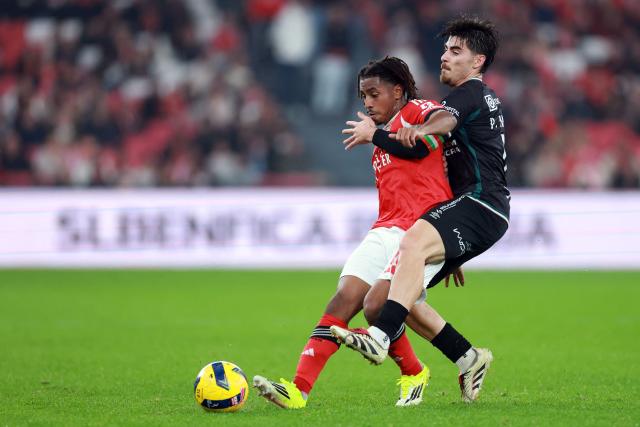SL Benfica's Luxembourgish midfielder #18 Leandro Barreiro and Estrela da Amadora's Portuguese midfielder #19 Paulo Moreira fight for the ball during the Portuguese League football match between SL Benfica and CF Estrela da Amadora at Estadio da Luz in Lisbon on January 25, 2026. (Photo by PATRICIA DE MELO MOREIRA / AFP)