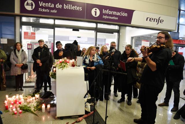 A violinist plays as people gather for a vigil in honour of the victims of the January 18 high-speed train accident that killed 45 people in Adamuz, on January 25, 2026, at the railway station of Huelva. One week after the train disaster involving two trains in southern Spain, which left 45 dead, remembrance ceremonies took place today in Huelva, where most of the victims came from, and in the town of Adamuz, where the collision occurred. (Photo by CRISTINA QUICLER / AFP)