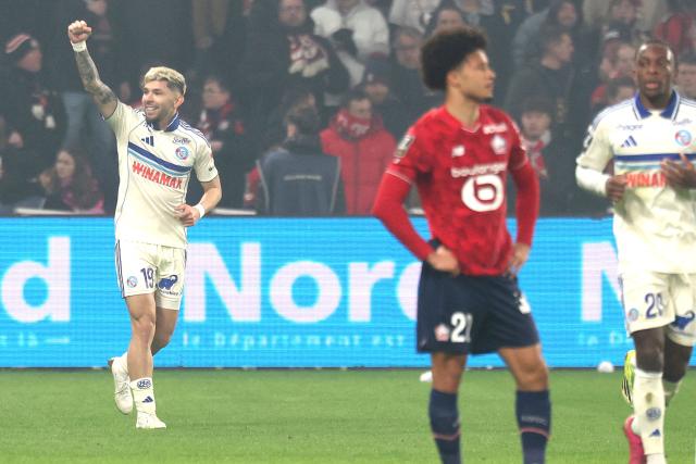 Strasbourg's Paraguayan midfielder #19 Julio Enciso (L) celebrates after scoring Strasbourg's second goal during the French L1 football match between Lille LOSC and RC Strasbourg Alsace at the Stade Pierre-Mauroy in Villeneuve-d'Ascq, northern France, on January 25, 2026. (Photo by Francois LO PRESTI / AFP)