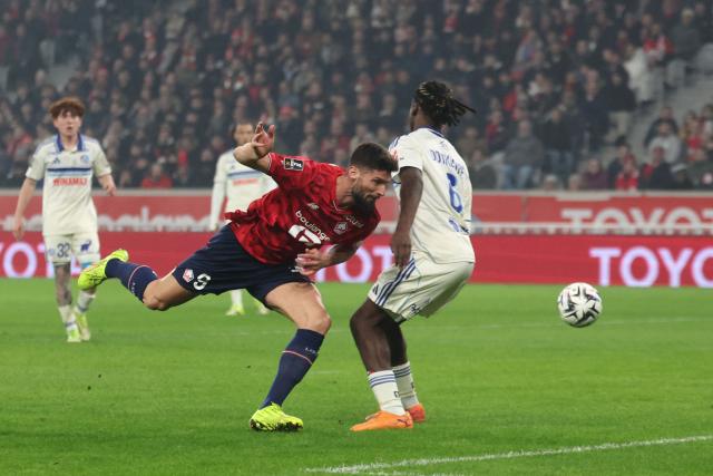Lille's French forward #09 Olivier Giroud (CL) and Strasbourg's French defender #06 Ismael Doukoure (CR) fight for the ball during the French L1 football match between Lille LOSC and RC Strasbourg Alsace at the Stade Pierre-Mauroy in Villeneuve-d'Ascq, northern France, on January 25, 2026. (Photo by Francois LO PRESTI / AFP)