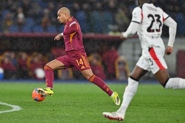Roma's Dutch forward #14 Donyell Malen (L) fights for the ball with AC Milan's English defender #23 Fikayo Tomori (R) during the Italian Serie A football match between AS Roma and Milan at the Olympic Stadium in Rome on January 25, 2026. (Photo by Andreas SOLARO / AFP)