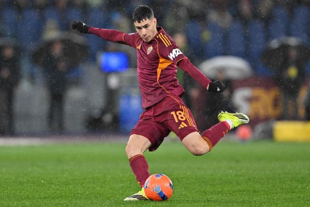 Roma's Argentine forward #18 Matias Soule controls the ball during the Italian Serie A football match between AS Roma and Milan at the Olympic Stadium in Rome on January 25, 2026. (Photo by Andreas SOLARO / AFP)