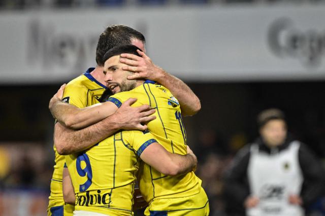 Clermont’s French full-back Joris Jurand (R) celebrates with a team mates after scoring a try during the French Top 14 rugby union match between ASM Clermont Auvergne and La Rochelle at the Marcel-Michelin Stadium in Clermont-Ferrand, central France, on January 25, 2026. (Photo by JEFF PACHOUD / AFP)
