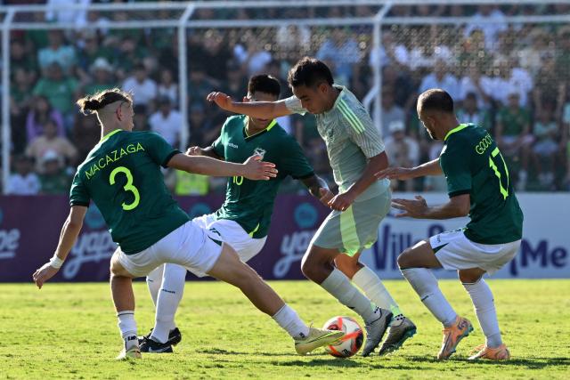 (L-R) Bolivia's defender #03 Lucas Macazaga, midfielder #16 Ervin Vaca, Mexico's midfielder #08 Carlos Rodriguez, and Bolivia's midfielder #17 Juan Godoy fight for the ball during the international friendly football match between Bolivia and Mexico at the Ramon Aguilera Costa Stadium in Santa Cruz de la Sierra, Bolivia on January 25, 2026. (Photo by Aizar RALDES / AFP)