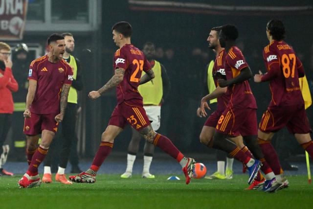 Roma's Italian midfielder #07 Lorenzo Pellegrini (L) celebrates after scoring Roma's first goal from the penalty spot during the Italian Serie A football match between AS Roma and AC Milan at the Olympic Stadium in Rome on January 25, 2026. (Photo by Andreas SOLARO / AFP)