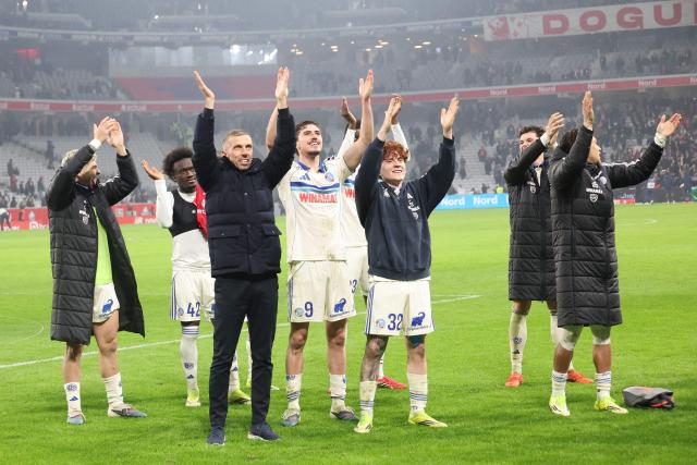 Strasbourg's British head coach Gary O'Neil (3L) acknowledges the supporters as he celebrates his team's victory with his players at the end of the French L1 football match between Lille LOSC and RC Strasbourg Alsace at the Stade Pierre-Mauroy in Villeneuve-d'Ascq, northern France, on January 25, 2026. (Photo by Francois LO PRESTI / AFP)