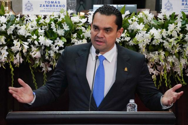 President of the Honduran Congress Tomas Zambrano gestures as he speaks during the installation of the first legislature at the National Congress in Tegucigalpa on January 25, 2026. Earliert this month Honduras electoral authorities rejected an order by the outgoing president to recount November's election won by Trump-backed candidate Nasry Asfura, a conservative businessman who was declared the winner of Honduras's presidential election on December 24, 2025, weeks after a tight race marred by delays and allegations of fraud. (Photo by Johny MAGALLANES / AFP)
